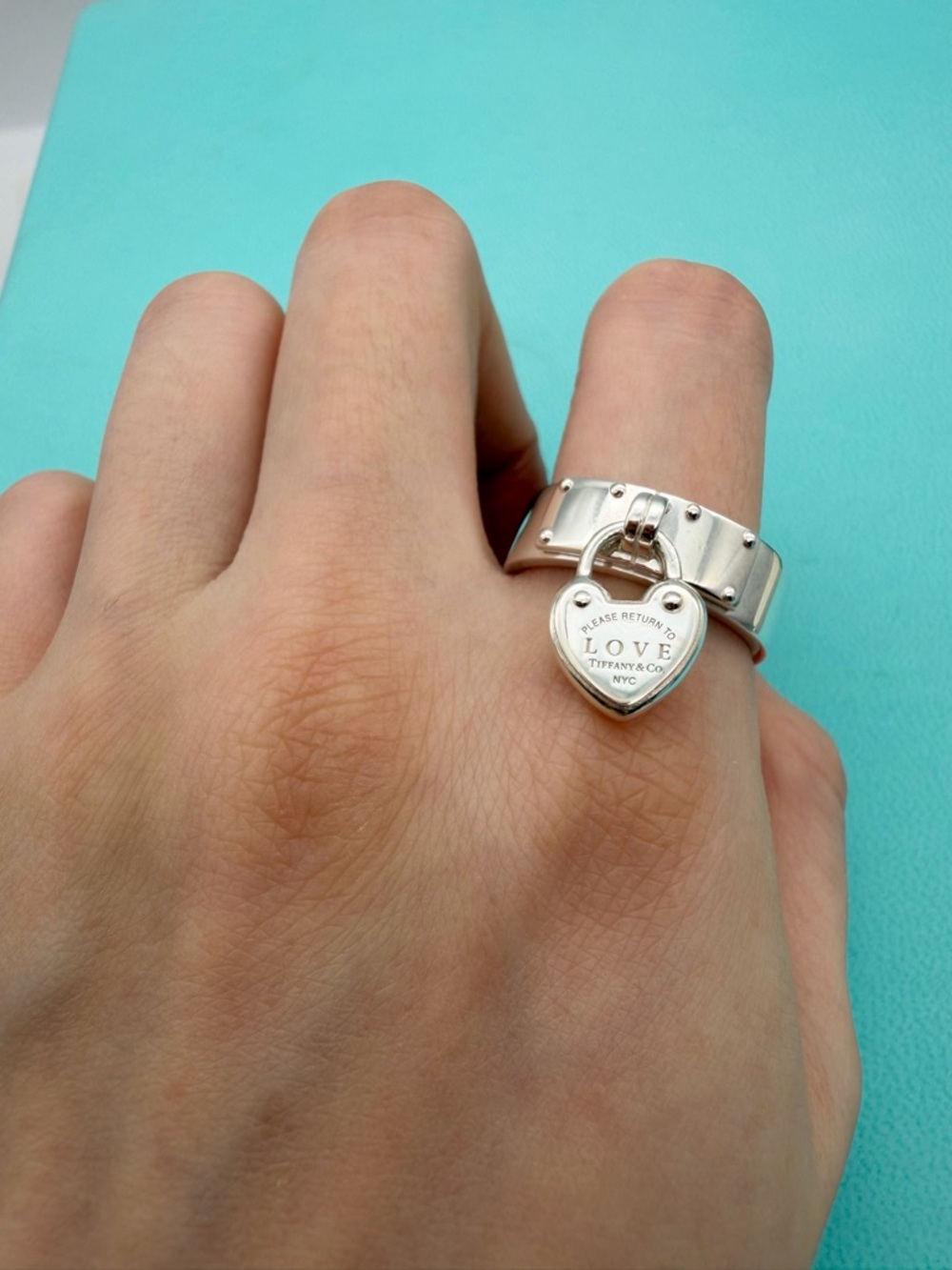 Tiffany & Co size 8.25 Return to Love rtt lock dangle ring